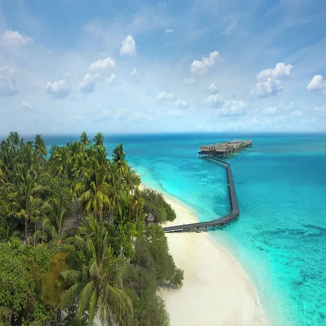 Waves and All-Inclusive Days - Hudhuranfushi