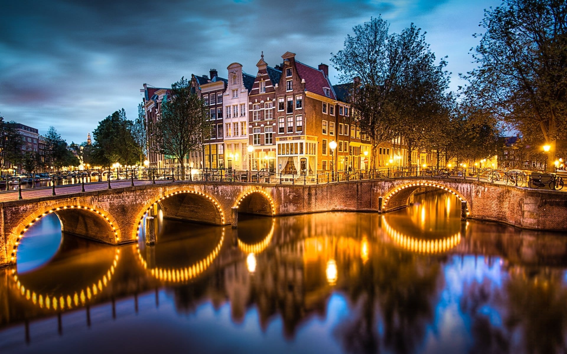 Amsterdam Holiday Package 5 Nights with Dutch Countryside and Giethoorn Canal Cruise