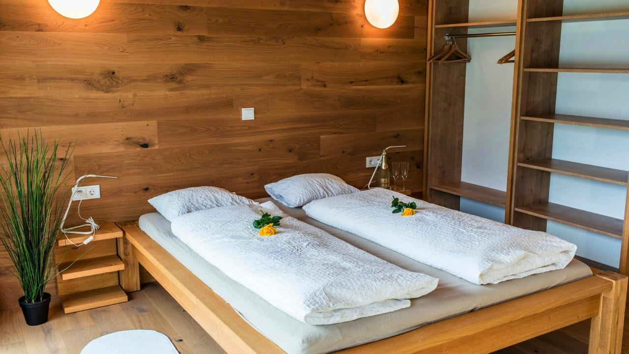 https://images.pickyourtrail.com/luxury_hotels_austria_dc9578067c.jpg?dpr=1&q=40