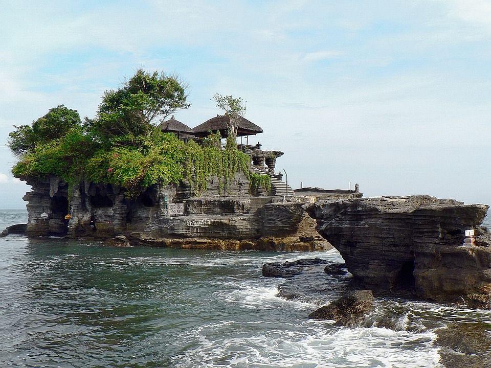 tanah lot temple.jpeg